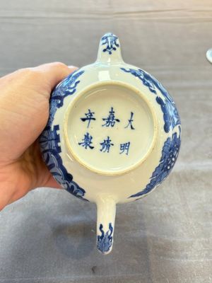 A Chinese blue and white 'antiquities' teapot and cover, Jiajing mark, Kangxi — 照片 7