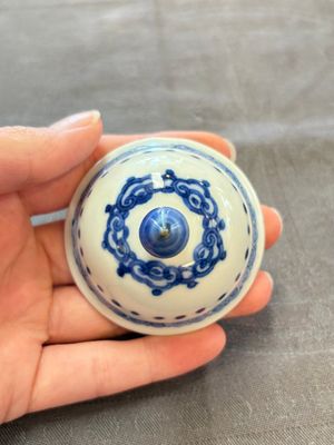 A Chinese blue and white 'antiquities' teapot and cover, Jiajing mark, Kangxi — 照片 8