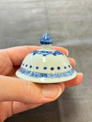 A Chinese blue and white 'antiquities' teapot and cover, Jiajing mark, Kangxi — 照片 9