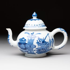 A Chinese blue and white 'antiquities' teapot and cover, Jiajing mark, Kangxi — 照片 1