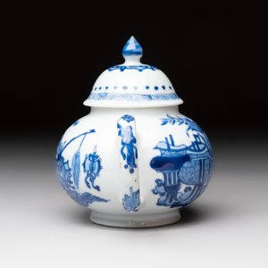 A Chinese blue and white 'antiquities' teapot and cover, Jiajing mark, Kangxi — 照片 2