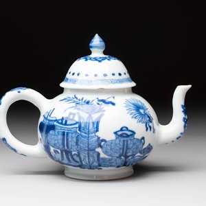 A Chinese blue and white 'antiquities' teapot and cover, Jiajing mark, Kangxi — 照片 3