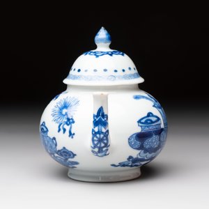 A Chinese blue and white 'antiquities' teapot and cover, Jiajing mark, Kangxi — 照片 4
