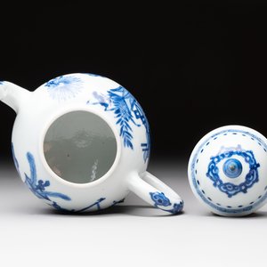 A Chinese blue and white 'antiquities' teapot and cover, Jiajing mark, Kangxi — 照片 5