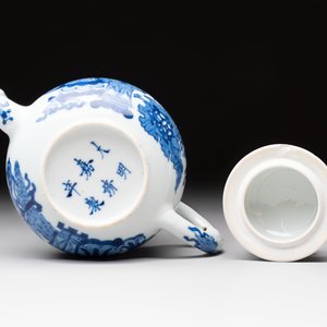 A Chinese blue and white 'antiquities' teapot and cover, Jiajing mark, Kangxi — 照片 6