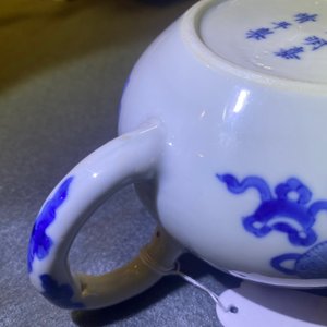 A Chinese blue and white 'antiquities' teapot and cover, Jiajing mark, Kangxi — photo 11
