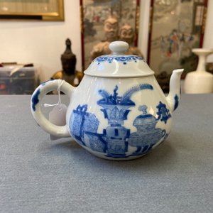 A Chinese blue and white 'antiquities' teapot and cover, Jiajing mark, Kangxi — photo 14