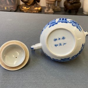 A Chinese blue and white 'antiquities' teapot and cover, Jiajing mark, Kangxi — photo 16