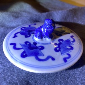 A Chinese blue and white 'antiquities' teapot and cover, Kangxi — photo 16
