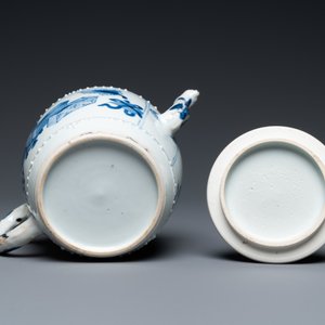 A Chinese blue and white 'antiquities' teapot and cover, Kangxi — photo 7