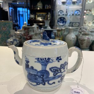 A Chinese blue and white 'antiquities' teapot and cover, Kangxi — photo 8