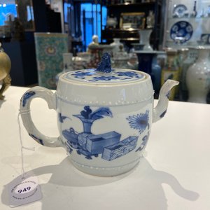 A Chinese blue and white 'antiquities' teapot and cover, Kangxi — photo 9