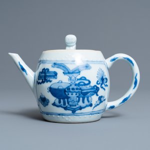 A Chinese blue and white 'antiquities' teapot and cover, Kangxi — 照片 2