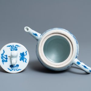 A Chinese blue and white 'antiquities' teapot and cover, Kangxi — 照片 6