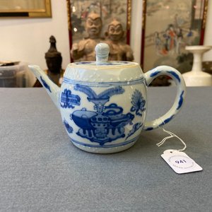 A Chinese blue and white 'antiquities' teapot and cover, Kangxi — 照片 8