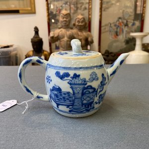 A Chinese blue and white 'antiquities' teapot and cover, Kangxi — 照片 9