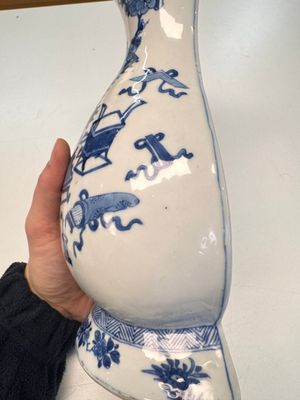 A Chinese blue and white 'Antiquities' wall vase, Kangxi — photo 13