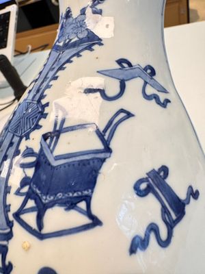 A Chinese blue and white 'Antiquities' wall vase, Kangxi — photo 4