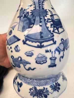 A Chinese blue and white 'Antiquities' wall vase, Kangxi — photo 5