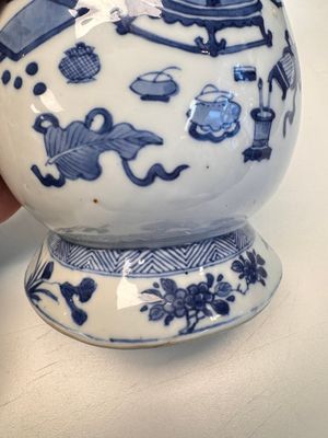 A Chinese blue and white 'Antiquities' wall vase, Kangxi — photo 6