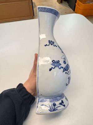 A Chinese blue and white 'Antiquities' wall vase, Kangxi — photo 7