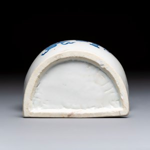 A Chinese blue and white 'Antiquities' wall vase, Kangxi — photo 6