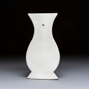 A Chinese blue and white 'Antiquities' wall vase, Kangxi — photo 3