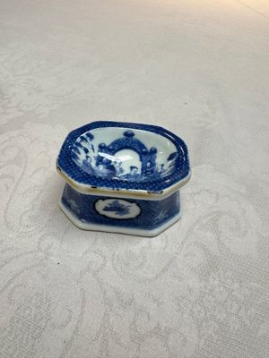 A Chinese blue and white 'Arbour' salt after Cornelis Pronk, Qianlong — photo 1