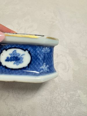 A Chinese blue and white 'Arbour' salt after Cornelis Pronk, Qianlong — photo 4