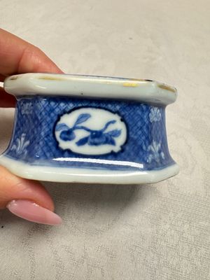 A Chinese blue and white 'Arbour' salt after Cornelis Pronk, Qianlong — photo 7