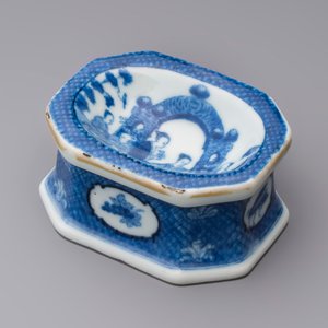 A Chinese blue and white 'Arbour' salt after Cornelis Pronk, Qianlong — photo 1