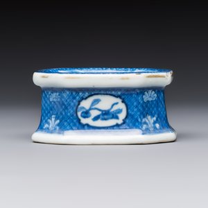 A Chinese blue and white 'Arbour' salt after Cornelis Pronk, Qianlong — photo 6
