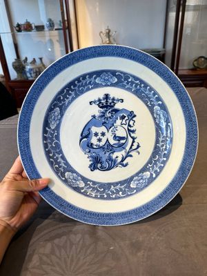 A Chinese blue and white armorial dish with an alliance coat of arms, Qianlong — 照片 1
