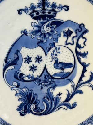 A Chinese blue and white armorial dish with an alliance coat of arms, Qianlong — 照片 2