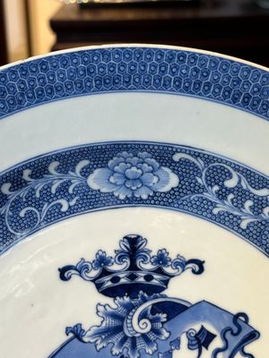 A Chinese blue and white armorial dish with an alliance coat of arms, Qianlong — 照片 3