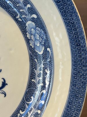 A Chinese blue and white armorial dish with an alliance coat of arms, Qianlong — 照片 4
