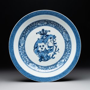 A Chinese blue and white armorial dish with an alliance coat of arms, Qianlong — 照片 1
