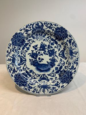 A Chinese blue and white armorial dish with the arms of Pelgrom for the Dutch market, Kangxi — photo 1