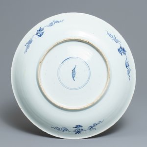 A Chinese blue and white 'aster' dish and a 'peony scroll' vase, Kangxi and 19th C. — photo 3