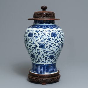A Chinese blue and white 'aster' dish and a 'peony scroll' vase, Kangxi and 19th C. — photo 6