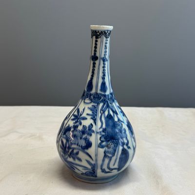 A Chinese blue and white 'Auspicious Emblems and Peonies' pear-shaped vase — photo 2