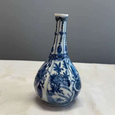 A Chinese blue and white 'Auspicious Emblems and Peonies' pear-shaped vase — photo 3