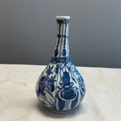 A Chinese blue and white 'Auspicious Emblems and Peonies' pear-shaped vase — photo 4