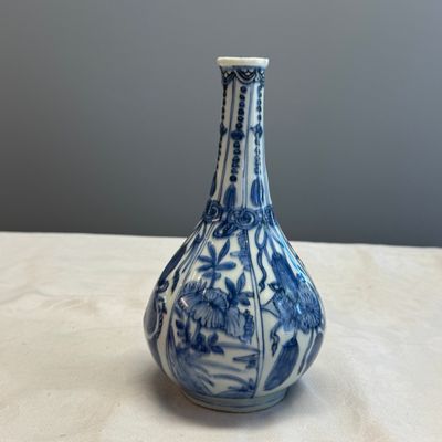 A Chinese blue and white 'Auspicious Emblems and Peonies' pear-shaped vase — photo 5