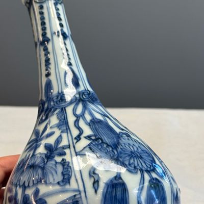 A Chinese blue and white 'Auspicious Emblems and Peonies' pear-shaped vase — photo 6