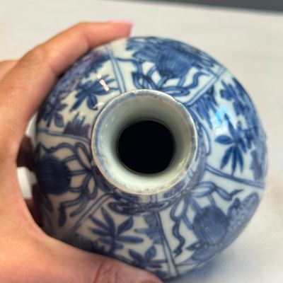 A Chinese blue and white 'Auspicious Emblems and Peonies' pear-shaped vase — photo 7