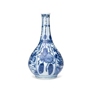 A Chinese blue and white 'Auspicious Emblems and Peonies' pear-shaped vase — photo 1