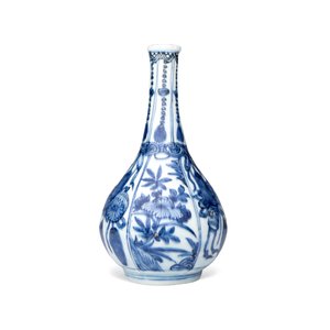 A Chinese blue and white 'Auspicious Emblems and Peonies' pear-shaped vase — photo 2
