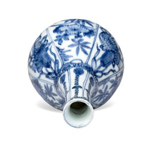 A Chinese blue and white 'Auspicious Emblems and Peonies' pear-shaped vase — photo 7