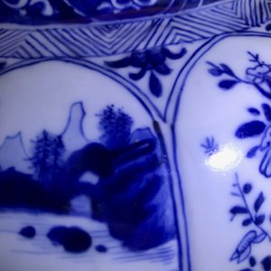 A Chinese blue and white baluster jar and cover, Kangxi — 照片 17